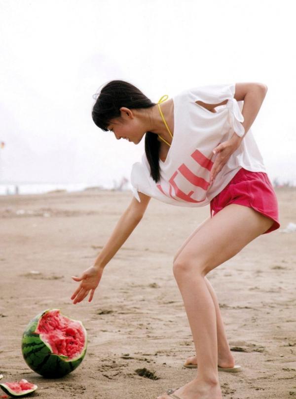    渡辺美优纪《みる神》写真集：清纯少女夏日泳池湿身、街头骑行与海边漫步，尽显元气治愈魅力，极具视觉美感的日系珍藏写真第132张图片