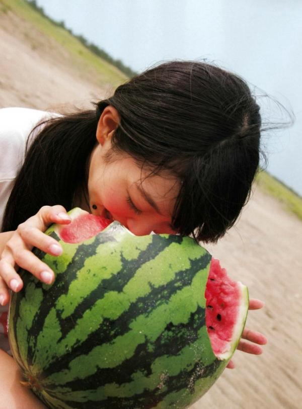    渡辺美优纪《みる神》写真集：清纯少女夏日泳池湿身、街头骑行与海边漫步，尽显元气治愈魅力，极具视觉美感的日系珍藏写真第133张图片
