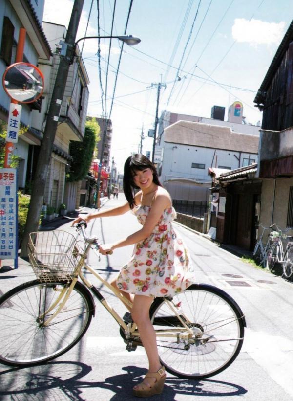    渡辺美优纪《みる神》写真集：清纯少女夏日泳池湿身、街头骑行与海边漫步，尽显元气治愈魅力，极具视觉美感的日系珍藏写真第134张图片