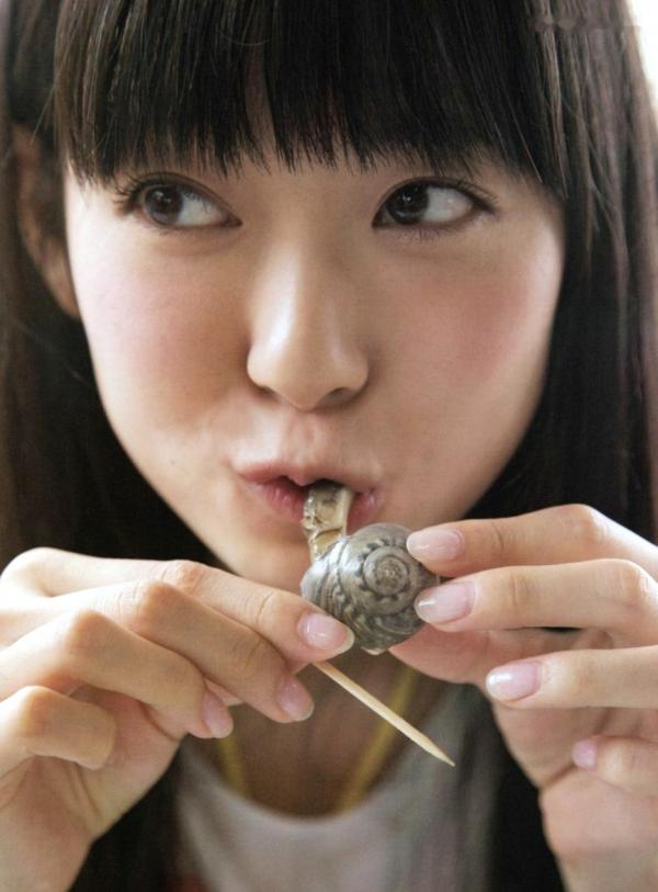    渡辺美优纪《みる神》写真集：清纯少女夏日泳池湿身、街头骑行与海边漫步，尽显元气治愈魅力，极具视觉美感的日系珍藏写真第135张图片