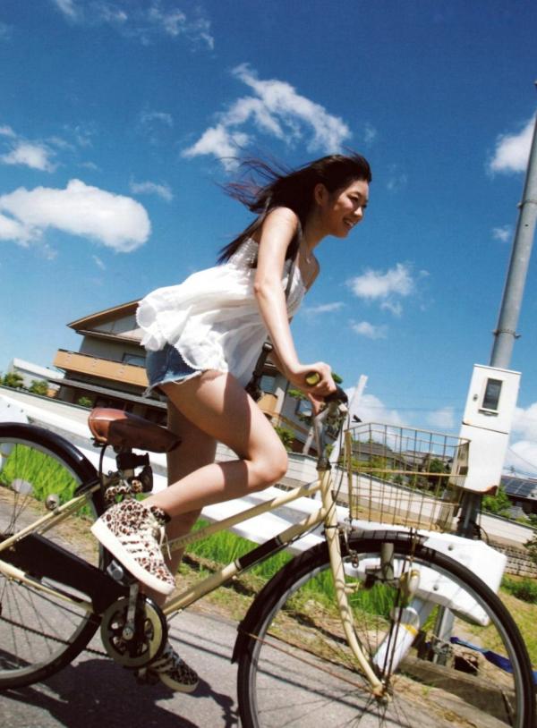    渡辺美优纪《みる神》写真集：清纯少女夏日泳池湿身、街头骑行与海边漫步，尽显元气治愈魅力，极具视觉美感的日系珍藏写真第146张图片