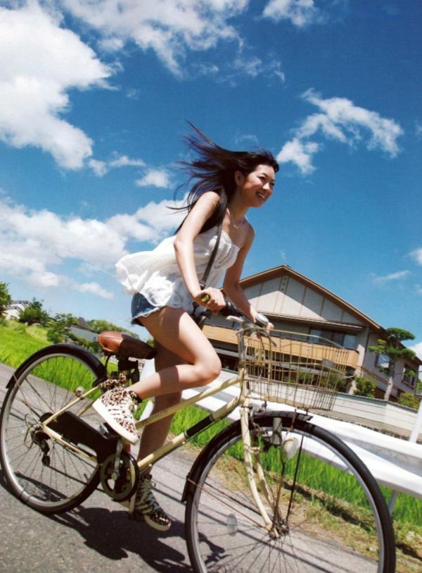    渡辺美优纪《みる神》写真集：清纯少女夏日泳池湿身、街头骑行与海边漫步，尽显元气治愈魅力，极具视觉美感的日系珍藏写真第147张图片