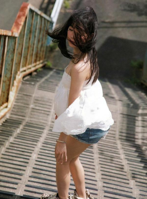    渡辺美优纪《みる神》写真集：清纯少女夏日泳池湿身、街头骑行与海边漫步，尽显元气治愈魅力，极具视觉美感的日系珍藏写真第148张图片
