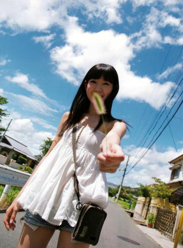    渡辺美优纪《みる神》写真集：清纯少女夏日泳池湿身、街头骑行与海边漫步，尽显元气治愈魅力，极具视觉美感的日系珍藏写真第149张图片