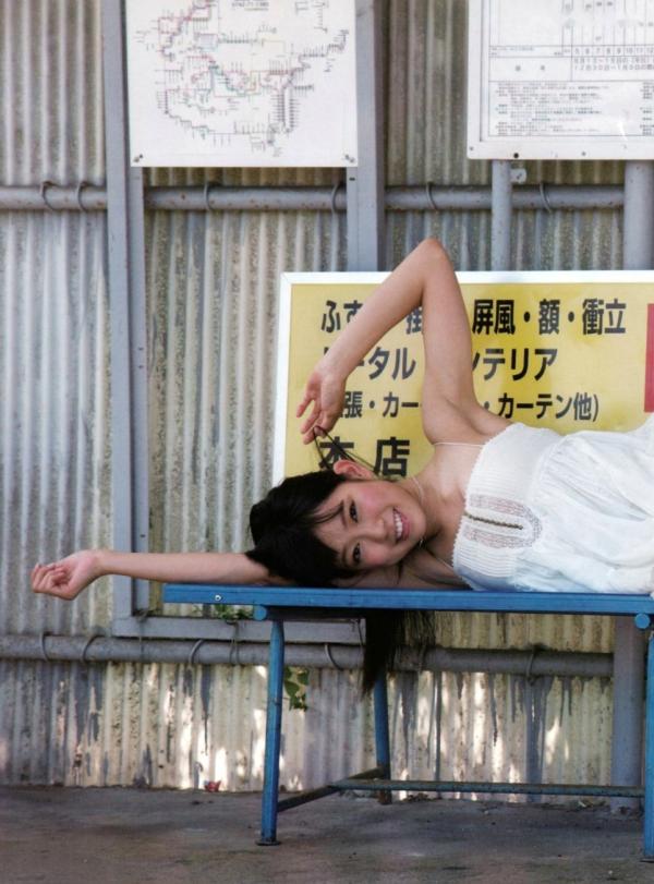    渡辺美优纪《みる神》写真集：清纯少女夏日泳池湿身、街头骑行与海边漫步，尽显元气治愈魅力，极具视觉美感的日系珍藏写真第151张图片