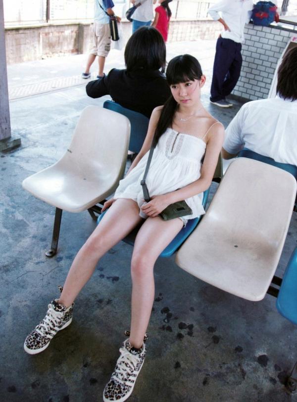    渡辺美优纪《みる神》写真集：清纯少女夏日泳池湿身、街头骑行与海边漫步，尽显元气治愈魅力，极具视觉美感的日系珍藏写真第152张图片