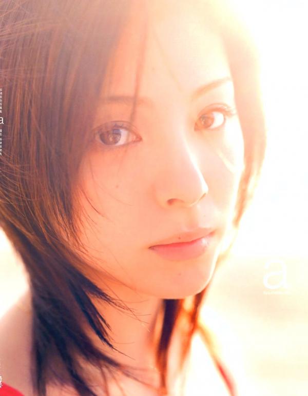    松浦亚弥《a》高清写真集：日系清纯风格，唯美光影下的治愈系户外女神大片第2张图片