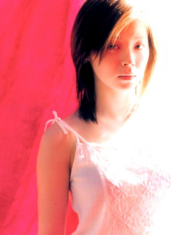    松浦亚弥《a》高清写真集：日系清纯风格，唯美光影下的治愈系户外女神大片第3张图片