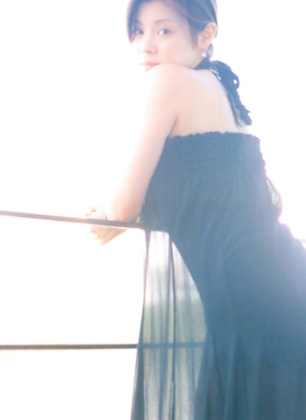    松浦亚弥《a》高清写真集：日系清纯风格，唯美光影下的治愈系户外女神大片第27张图片