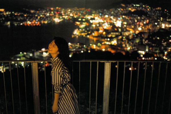    长滨宁琉 (Nagahama Neru) 1st写真集《这里开始》清新旅拍，海边泳装与唯美烟花系列，治愈系甜美女神写真第16张图片