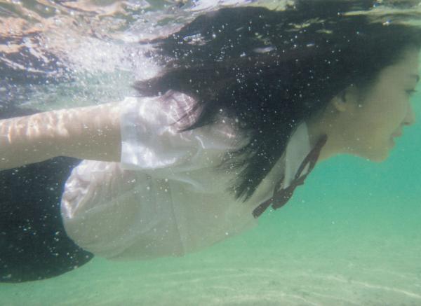    长滨宁琉 (Nagahama Neru) 1st写真集《这里开始》清新旅拍，海边泳装与唯美烟花系列，治愈系甜美女神写真第80张图片