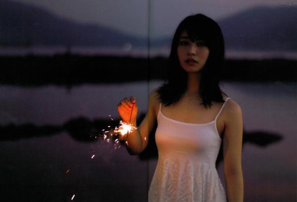    长滨宁琉 (Nagahama Neru) 1st写真集《这里开始》清新旅拍，海边泳装与唯美烟花系列，治愈系甜美女神写真第119张图片