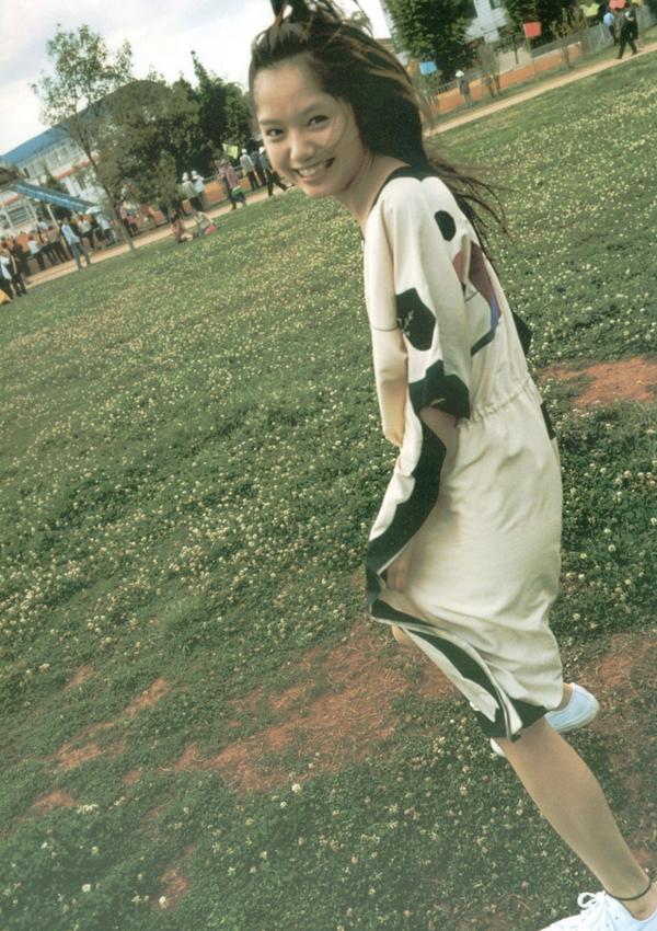    PB写真集_宮崎あおい/宫崎葵 《20TH ANNIVERSARY 「光」》 清新治愈户外写真第17张图片