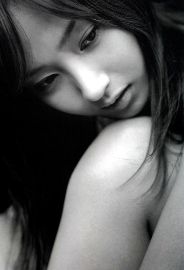    PB写真集 藤本美贵《cheri（シェリー）》：湿身比基尼与优雅红裙，展现百变女神清纯与性感风采第11张图片