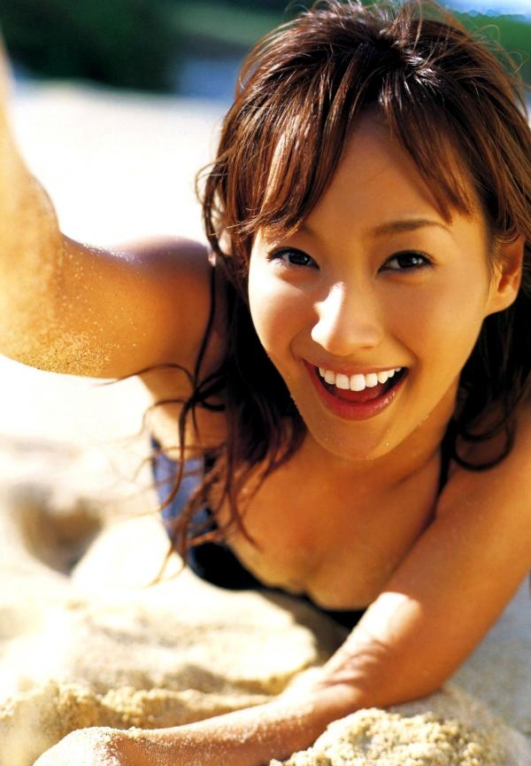    PB写真集 藤本美贵《cheri（シェリー）》：湿身比基尼与优雅红裙，展现百变女神清纯与性感风采第16张图片