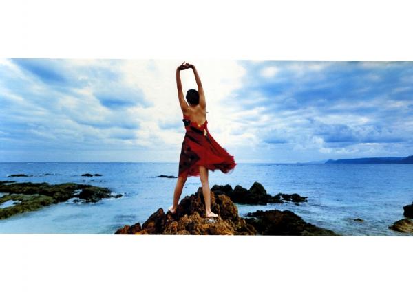    PB写真集 藤本美贵《cheri（シェリー）》：湿身比基尼与优雅红裙，展现百变女神清纯与性感风采第23张图片