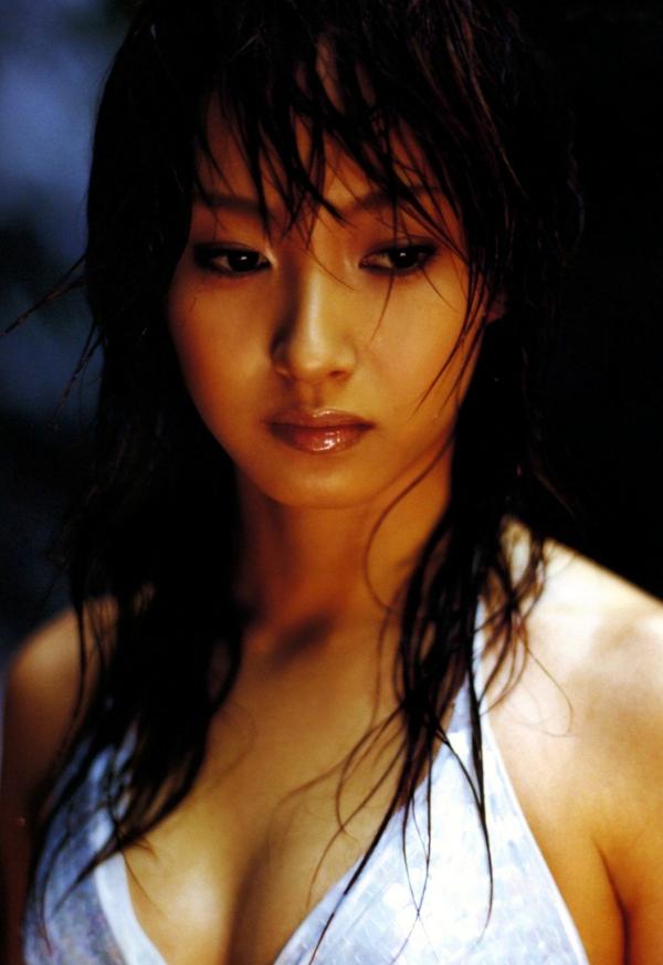    PB写真集 藤本美贵《cheri（シェリー）》：湿身比基尼与优雅红裙，展现百变女神清纯与性感风采第50张图片