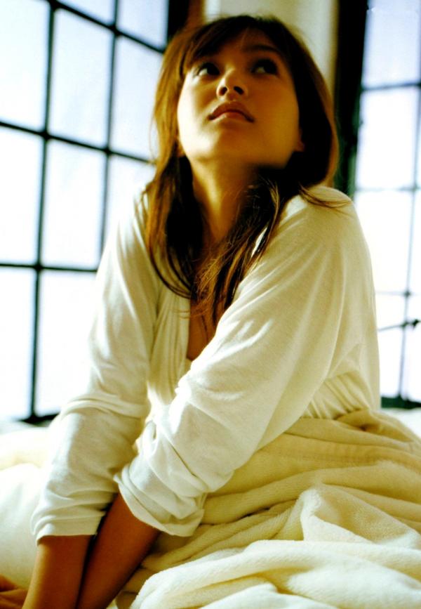    PB写真集 藤本美贵《cheri（シェリー）》：湿身比基尼与优雅红裙，展现百变女神清纯与性感风采第66张图片