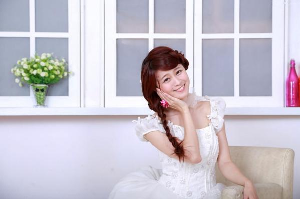    台湾清纯正妹李依璇/白白婚纱棚拍写真，机电系女孩的唯美婚纱时刻，尽显清新治愈气质第1张图片
