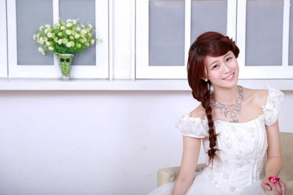    台湾清纯正妹李依璇/白白婚纱棚拍写真，机电系女孩的唯美婚纱时刻，尽显清新治愈气质第2张图片