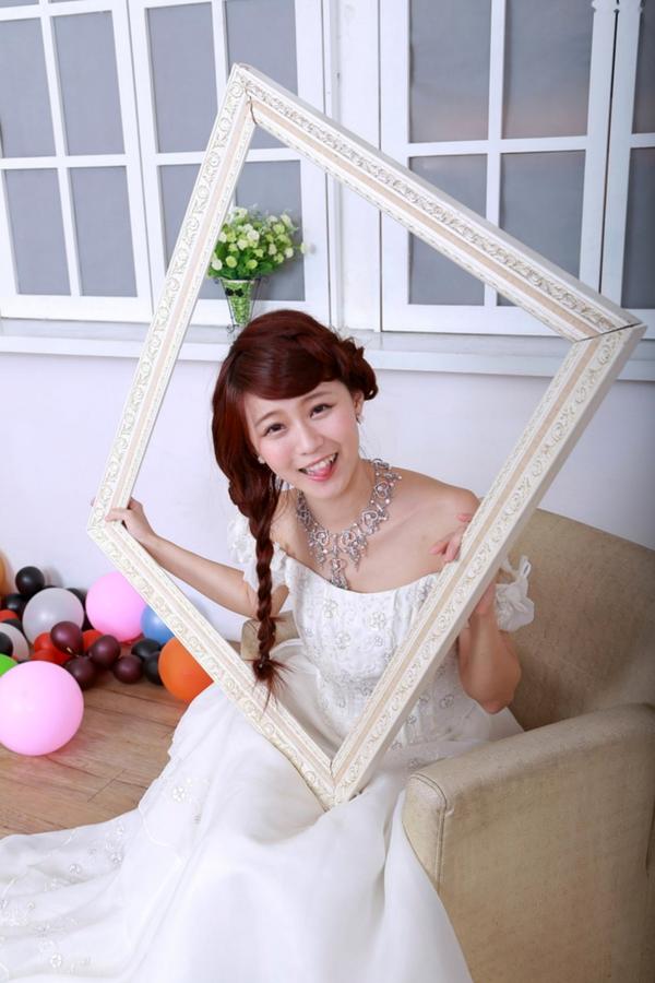   台湾清纯正妹李依璇/白白婚纱棚拍写真，机电系女孩的唯美婚纱时刻，尽显清新治愈气质第4张图片