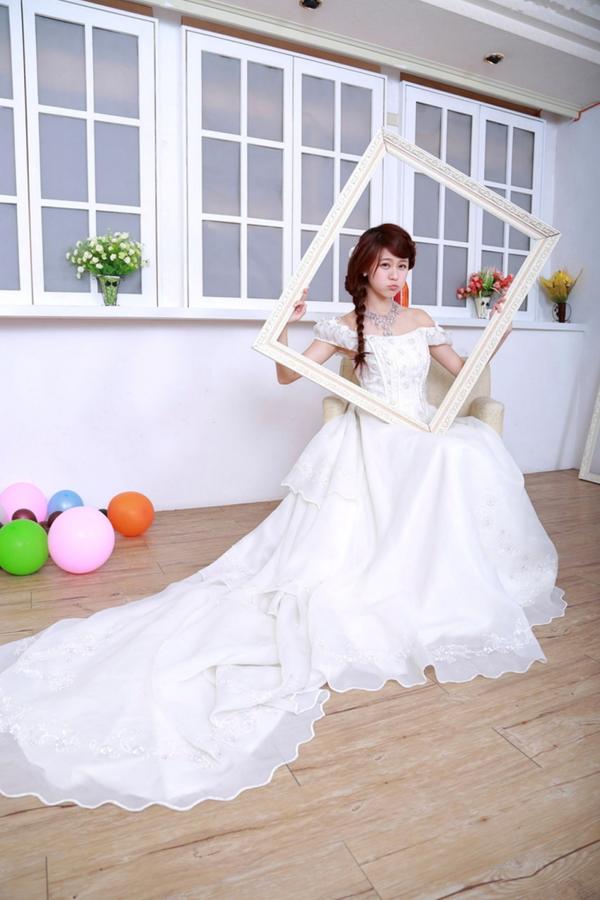    台湾清纯正妹李依璇/白白婚纱棚拍写真，机电系女孩的唯美婚纱时刻，尽显清新治愈气质第5张图片