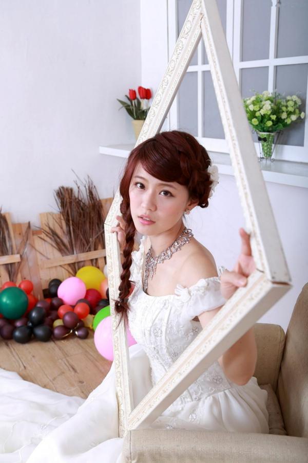    台湾清纯正妹李依璇/白白婚纱棚拍写真，机电系女孩的唯美婚纱时刻，尽显清新治愈气质第6张图片