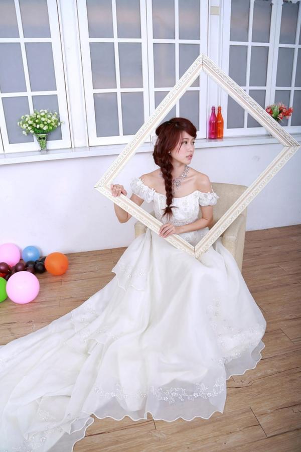    台湾清纯正妹李依璇/白白婚纱棚拍写真，机电系女孩的唯美婚纱时刻，尽显清新治愈气质第7张图片