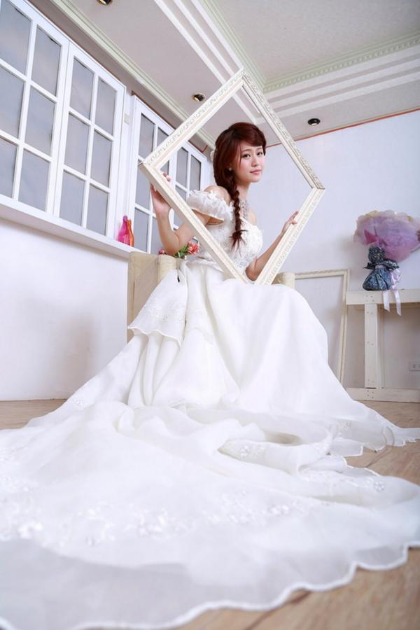    台湾清纯正妹李依璇/白白婚纱棚拍写真，机电系女孩的唯美婚纱时刻，尽显清新治愈气质第8张图片