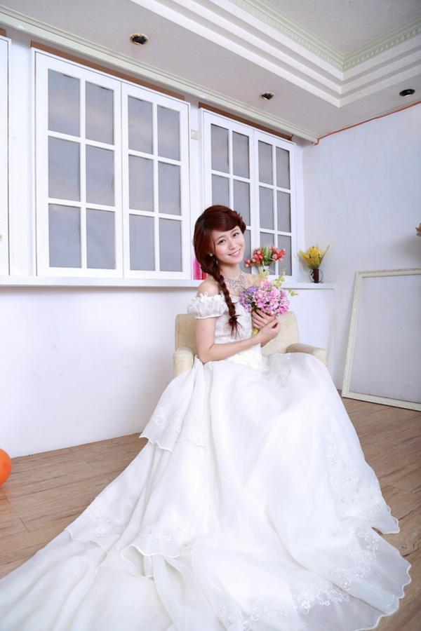    台湾清纯正妹李依璇/白白婚纱棚拍写真，机电系女孩的唯美婚纱时刻，尽显清新治愈气质第10张图片