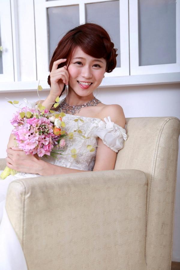    台湾清纯正妹李依璇/白白婚纱棚拍写真，机电系女孩的唯美婚纱时刻，尽显清新治愈气质第11张图片
