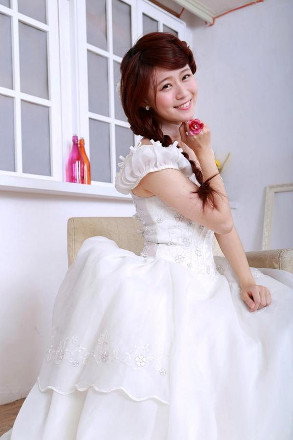    台湾清纯正妹李依璇/白白婚纱棚拍写真，机电系女孩的唯美婚纱时刻，尽显清新治愈气质第12张图片