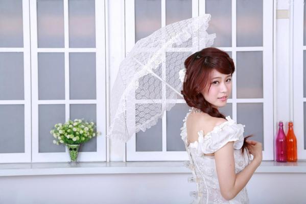    台湾清纯正妹李依璇/白白婚纱棚拍写真，机电系女孩的唯美婚纱时刻，尽显清新治愈气质第13张图片