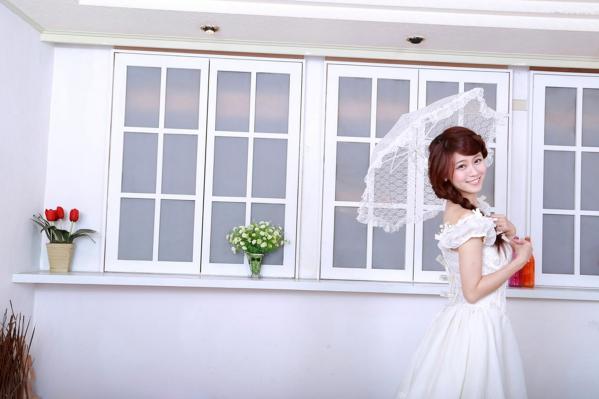    台湾清纯正妹李依璇/白白婚纱棚拍写真，机电系女孩的唯美婚纱时刻，尽显清新治愈气质第14张图片
