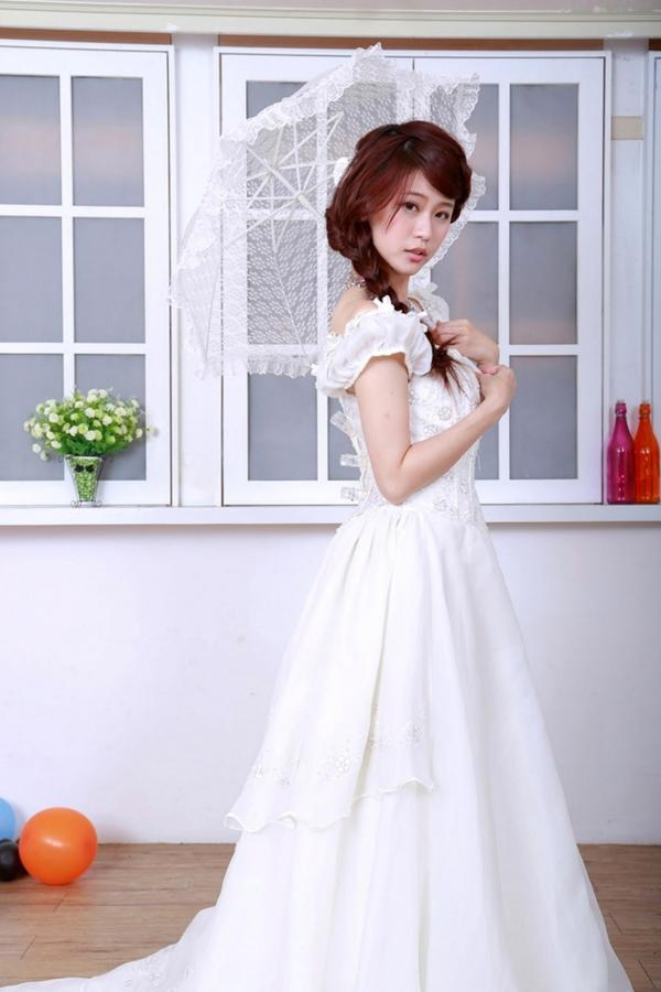    台湾清纯正妹李依璇/白白婚纱棚拍写真，机电系女孩的唯美婚纱时刻，尽显清新治愈气质第15张图片