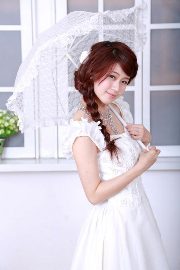    台湾清纯正妹李依璇/白白婚纱棚拍写真，机电系女孩的唯美婚纱时刻，尽显清新治愈气质第16张图片