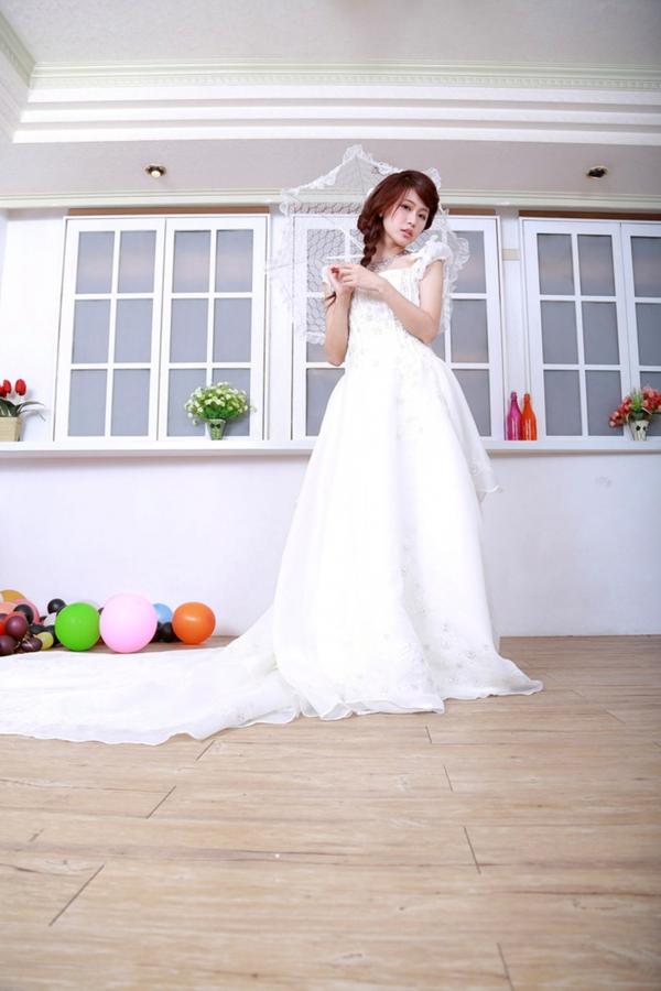    台湾清纯正妹李依璇/白白婚纱棚拍写真，机电系女孩的唯美婚纱时刻，尽显清新治愈气质第17张图片