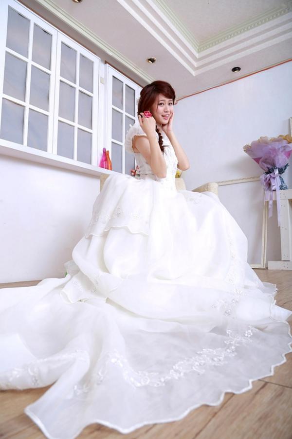    台湾清纯正妹李依璇/白白婚纱棚拍写真，机电系女孩的唯美婚纱时刻，尽显清新治愈气质第18张图片