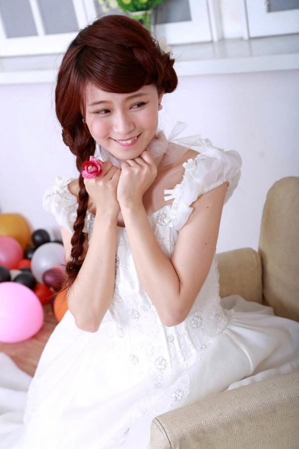    台湾清纯正妹李依璇/白白婚纱棚拍写真，机电系女孩的唯美婚纱时刻，尽显清新治愈气质第19张图片