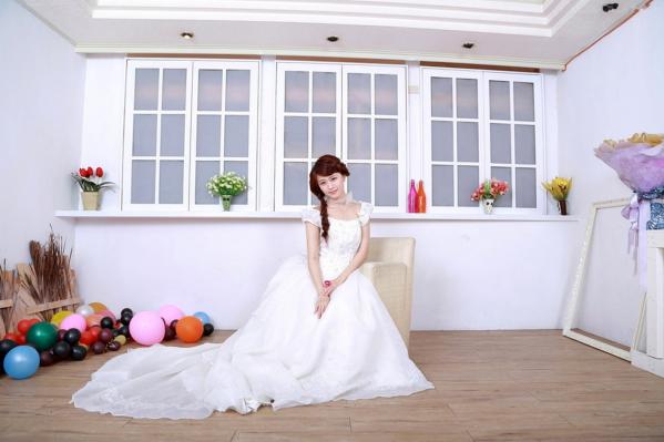    台湾清纯正妹李依璇/白白婚纱棚拍写真，机电系女孩的唯美婚纱时刻，尽显清新治愈气质第20张图片