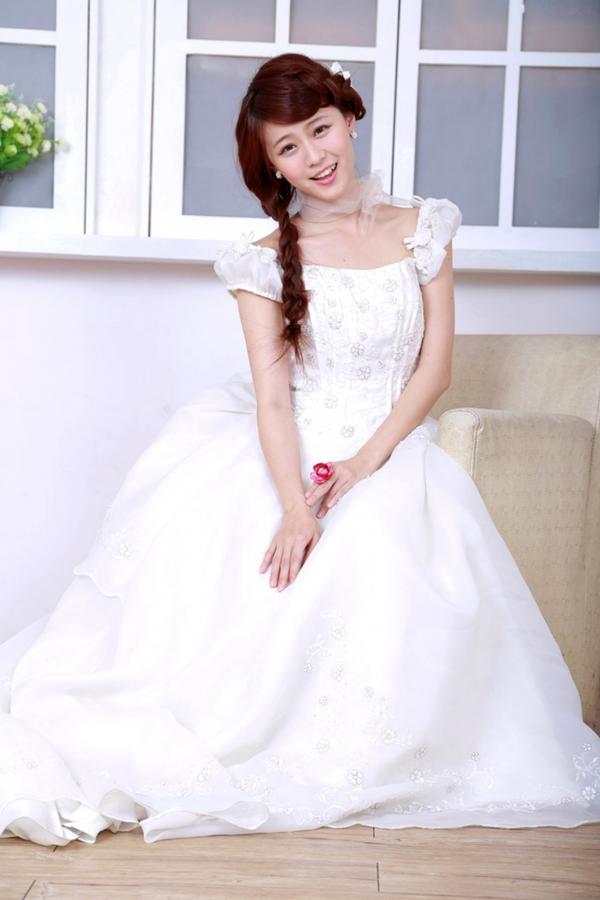    台湾清纯正妹李依璇/白白婚纱棚拍写真，机电系女孩的唯美婚纱时刻，尽显清新治愈气质第21张图片