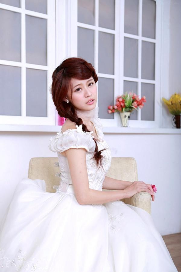    台湾清纯正妹李依璇/白白婚纱棚拍写真，机电系女孩的唯美婚纱时刻，尽显清新治愈气质第22张图片