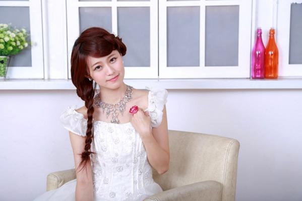    台湾清纯正妹李依璇/白白婚纱棚拍写真，机电系女孩的唯美婚纱时刻，尽显清新治愈气质第23张图片
