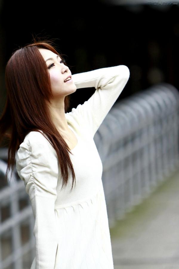    台湾正妹Winnie小雪西门町街拍写真：时尚白裙黑丝御姐范，展现优雅迷人都市气质第15张图片