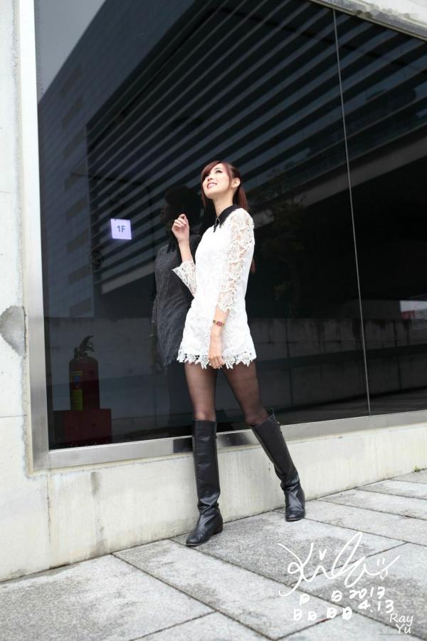    台湾正妹Kila晶晶/廖挺伶精致街拍写真：学院风与黑色丝袜的优雅诱惑（2套合集）第6张图片