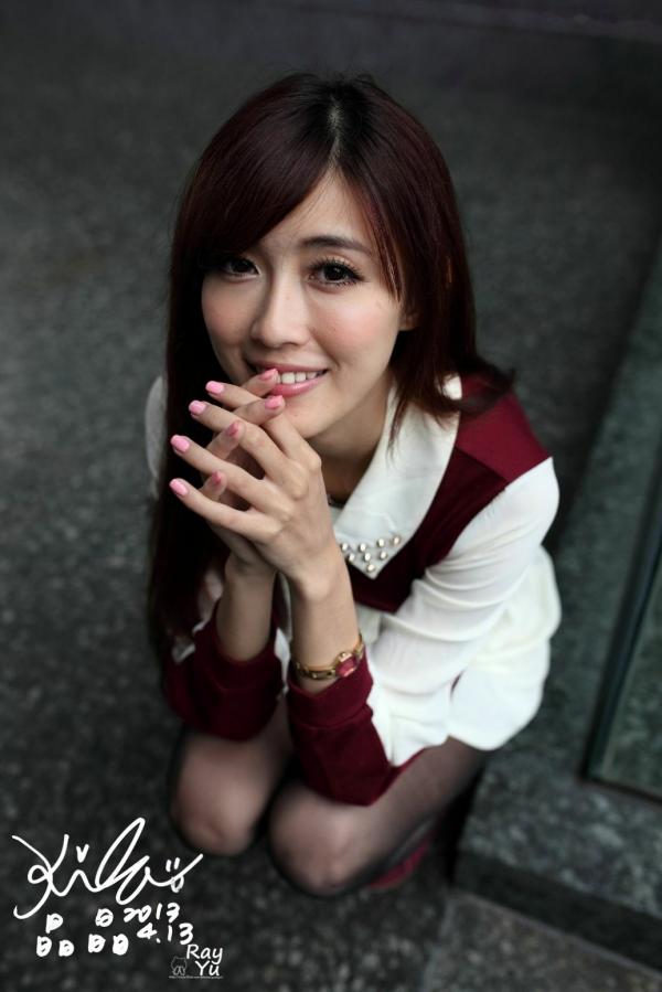    台湾正妹Kila晶晶/廖挺伶精致街拍写真：学院风与黑色丝袜的优雅诱惑（2套合集）第11张图片