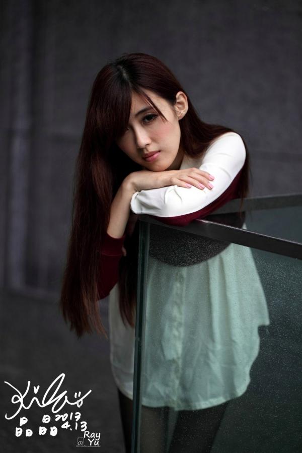    台湾正妹Kila晶晶/廖挺伶精致街拍写真：学院风与黑色丝袜的优雅诱惑（2套合集）第14张图片
