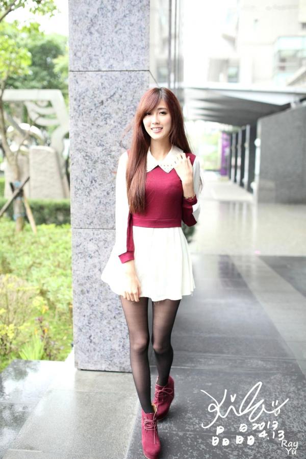    台湾正妹Kila晶晶/廖挺伶精致街拍写真：学院风与黑色丝袜的优雅诱惑（2套合集）第34张图片