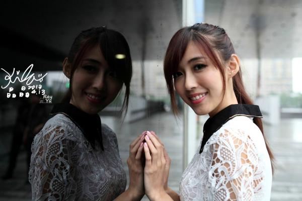    台湾正妹Kila晶晶/廖挺伶精致街拍写真：学院风与黑色丝袜的优雅诱惑（2套合集）第57张图片