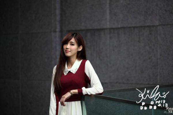    台湾正妹Kila晶晶/廖挺伶精致街拍写真：学院风与黑色丝袜的优雅诱惑（2套合集）第60张图片